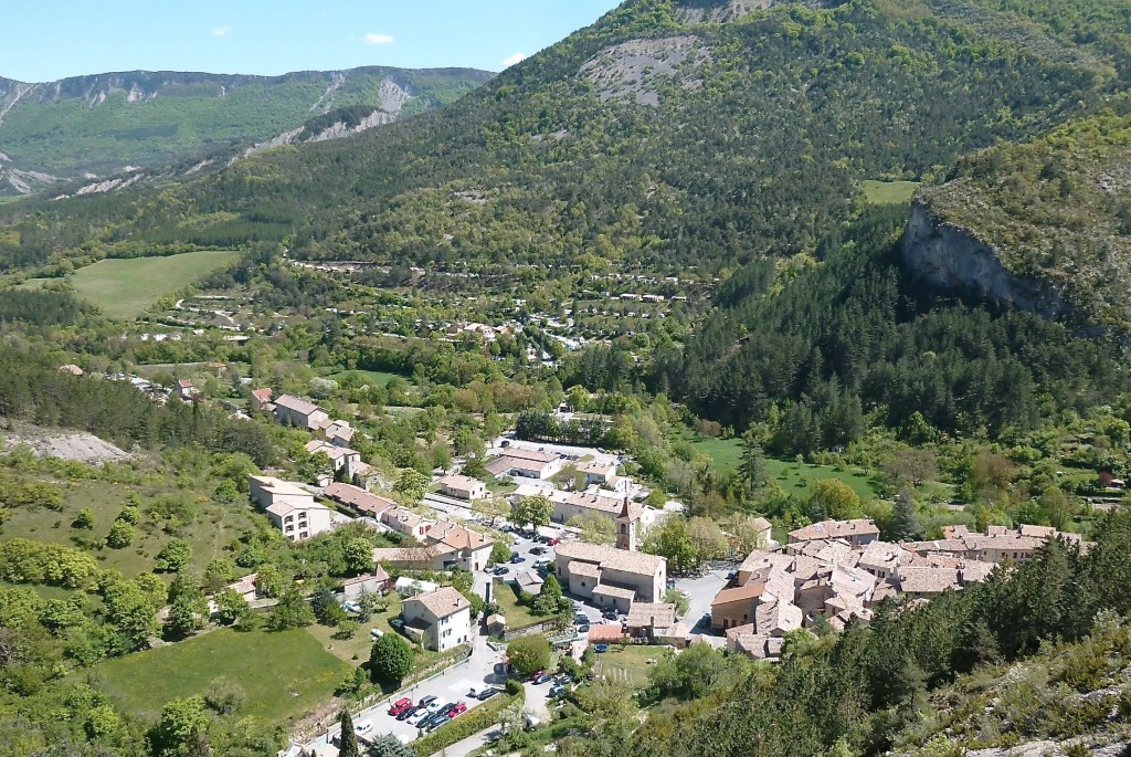 Orpierre ; camping à l'arrière-plan